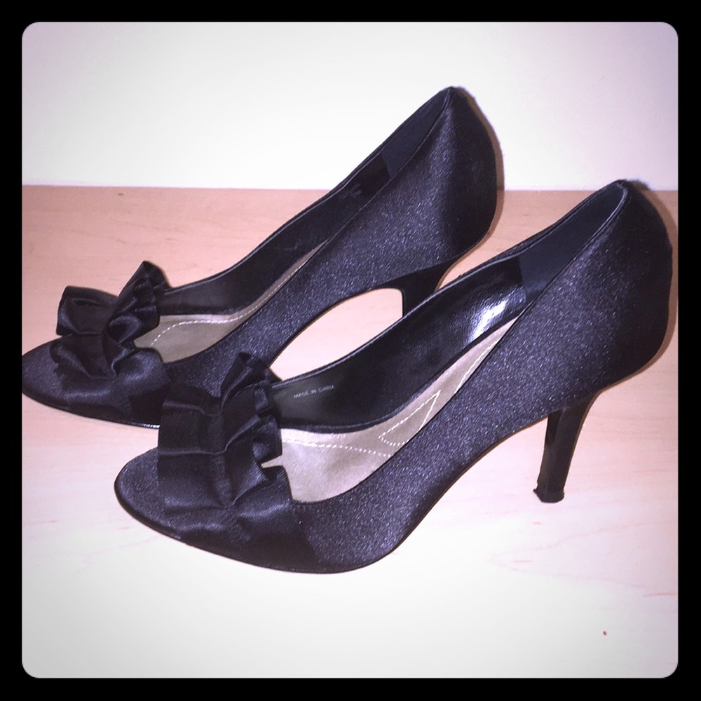 Tahari black dress shoes